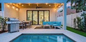 Outdoor dining - Walk to LasOlas | 4BR | Htd Pool | 5 mins to Beach (Fort Lauderdale)