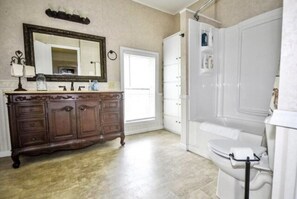 Combined shower/bathtub, hair dryer, towels