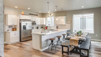 Fridge, microwave, stovetop, dishwasher