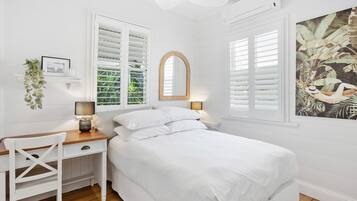 2 bedrooms, desk, iron/ironing board, WiFi