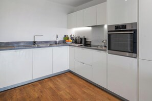 Fridge, microwave, oven, stovetop - Skyline View 1 Bed Apartment Sleeps 2 - Balcony (London)