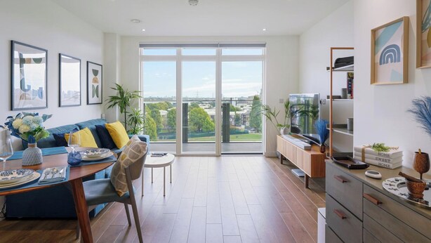 Ein modernes Wohnzimmer mit Essbereich, großen Fenstern und Blick auf die Stadt.