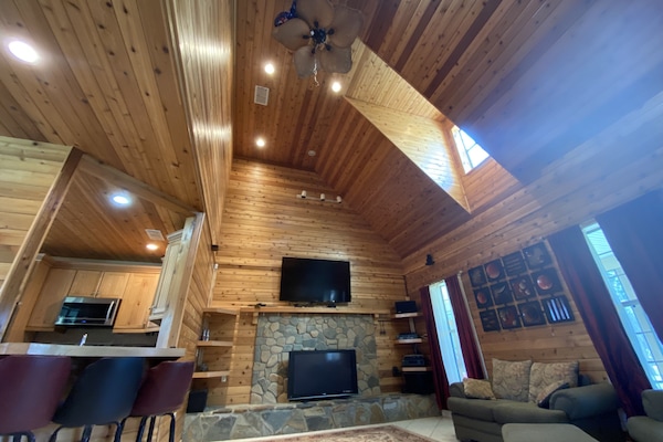 Smart-TV, peis, DVD-spiller og stereoanlegg