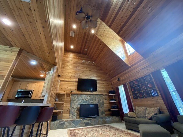 Smart TV, lareira, DVD player, aparelho de som