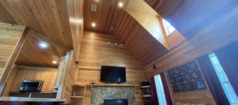 Springfed Canal on Lake George/ Large 4 Bedroom house on water/Boat Ramp/Hot Tub