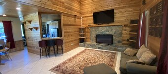 Springfed Canal on Lake George/ Large 4 Bedroom house on water/Boat Ramp/Hot Tub