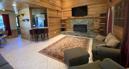 Springfed Canal on Lake George/ Large 4 Bedroom house on water/Boat Ramp/Hot Tub