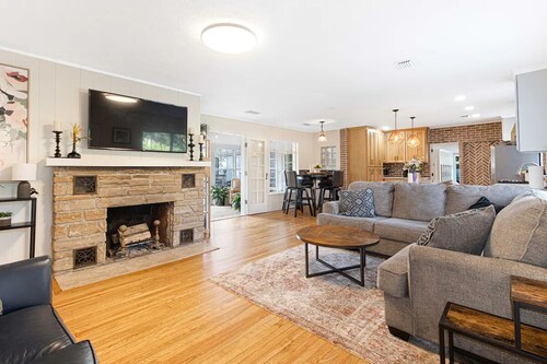 Pool, bbq & large backyard in charming downtown. Pet Friendly!