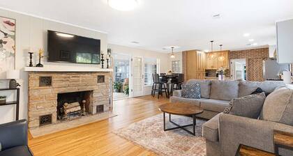 Pool, bbq & large backyard in charming downtown. Pet Friendly!