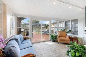 Smart TV, books - Pool, bbq & large backyard in charming downtown. Pet Friendly! (Ocala)