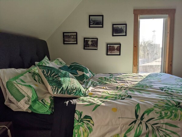 1 bedroom, iron/ironing board, WiFi, bed sheets - Cactus Suite (Downtown Wolfville) (Wolfville)