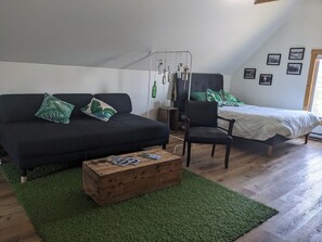 1 bedroom, iron/ironing board, WiFi, bed sheets - Cactus Suite (Downtown Wolfville) (Wolfville)