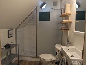 Shower, hair dryer, towels - Cactus Suite (Downtown Wolfville) (Wolfville)