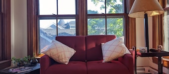 Flamingo Suite (Downtown Wolfville)