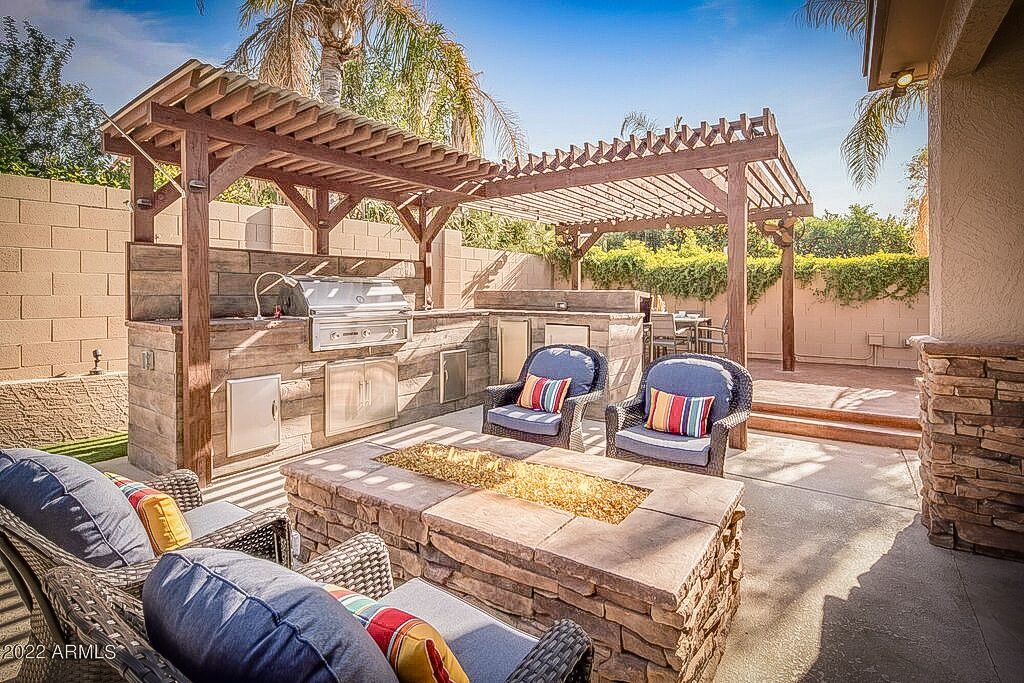 Scottsdale Retreat! Pool, hot tub, pool table, basketball, sleeps 12! 
