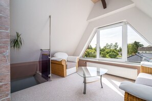 TV, DVD-spiller, bøker og musikkbibliotek