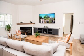 Smart TV, fireplace
