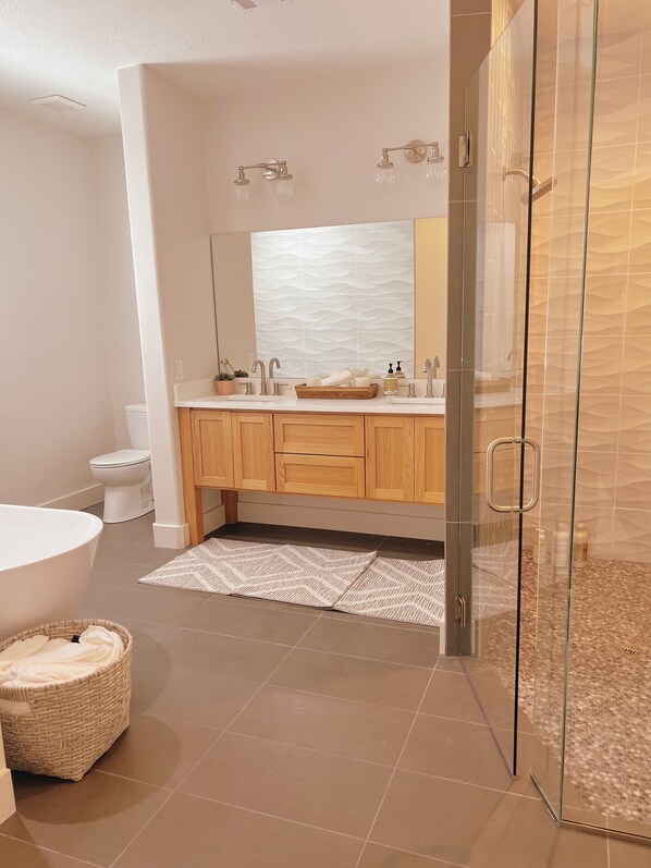 Badewanne, Haartrockner, Handtücher, Seife