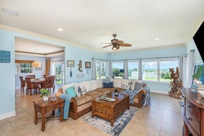 智能电视、桌上足球、办公室