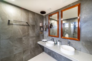 Apartamento familiar | Baño | Ducha y cabezal de ducha tipo lluvia