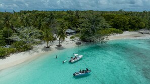 Playa privada en los alrededores, arena blanca