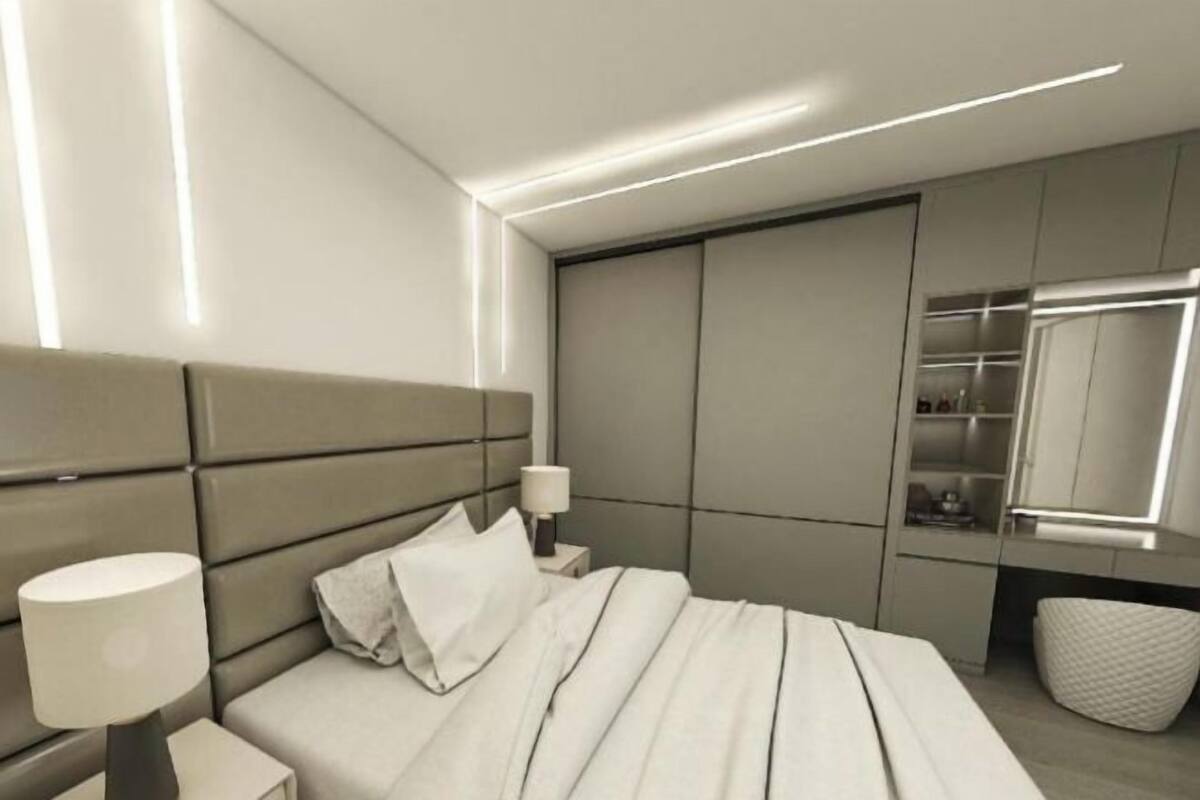 Een minibar, een kluis op de kamer, een bureau, een laptopwerkplek