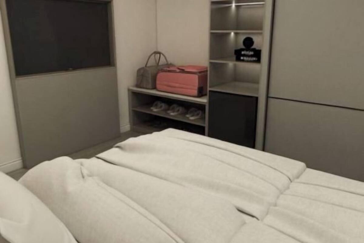 Een minibar, een kluis op de kamer, een bureau, een laptopwerkplek