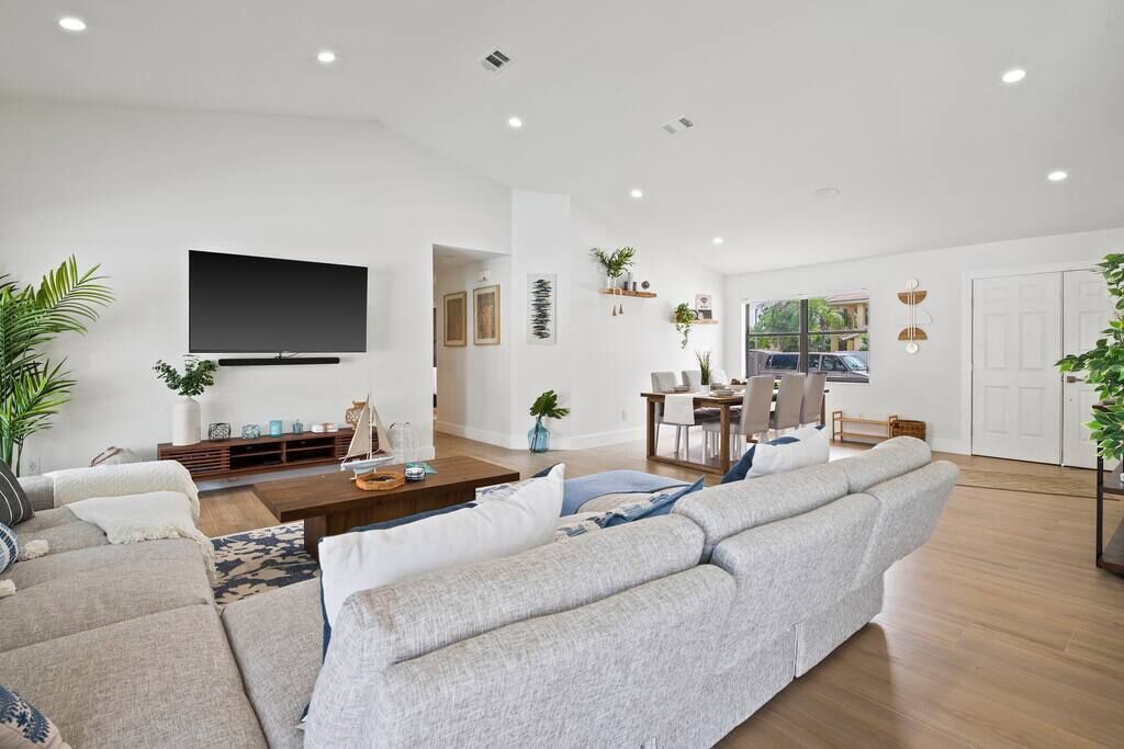 Smart TV, caminetto, videogiochi, impianto stereo