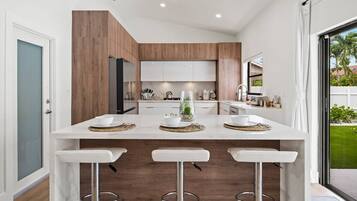 Frigorifero, microonde, forno, piano cottura