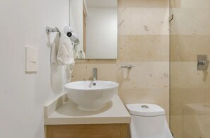 Douche, séchoir à cheveux, serviettes fournies, savon