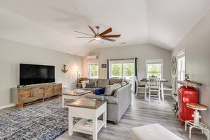 TV - Waterfront Townville Home: Hot Tub & Lake Access! (Townville)