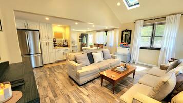 Smart TV, fireplace, stereo