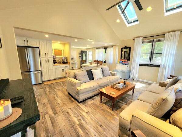 TV connectée, cheminée, chaîne hi-fi