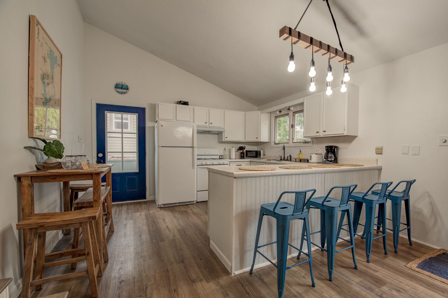 Cozy Home, Prime Location, near the lake