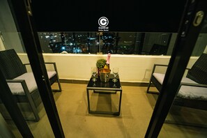 Down comforters, Select Comfort beds, individually furnished, desk - Central Suite Hotel (Tarapoto)