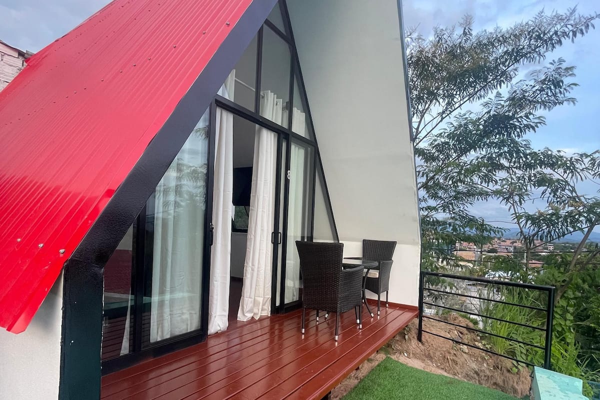 Cubrecamas, colchones Select Comfort y escritorio 