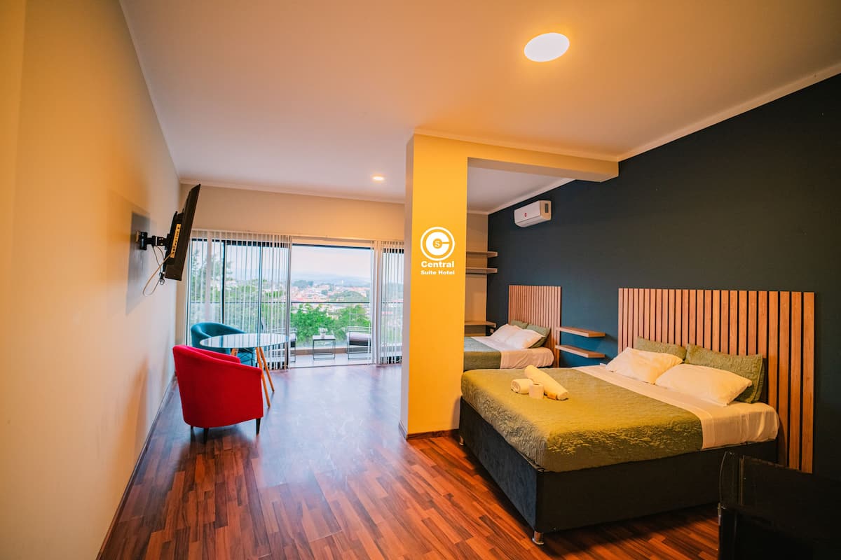 Cubrecamas, colchones Select Comfort y escritorio 