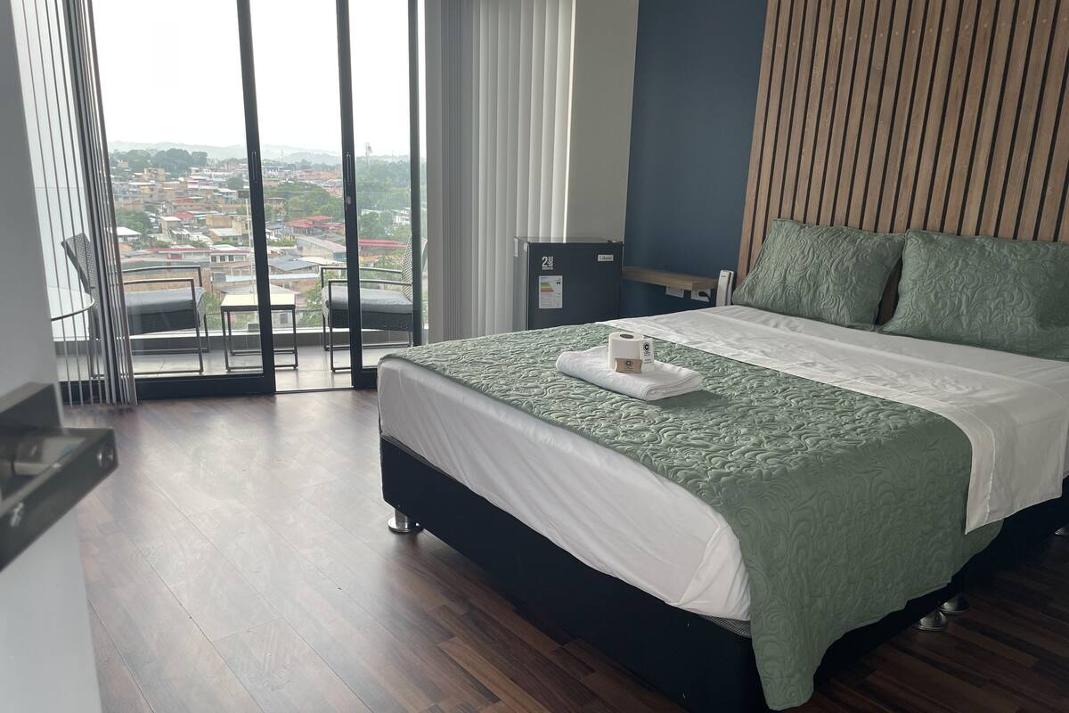 Cubrecamas, colchones Select Comfort y escritorio 