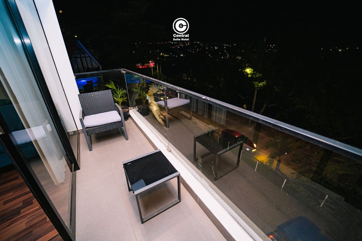 Cubrecamas, colchones Select Comfort y escritorio 