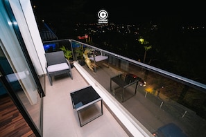 Down comforters, Select Comfort beds, individually furnished, desk - Central Suite Hotel (Tarapoto)
