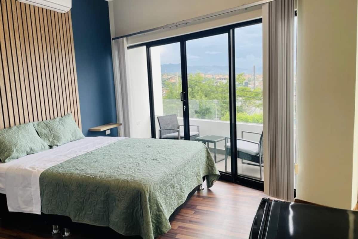Cubrecamas, colchones Select Comfort y escritorio 