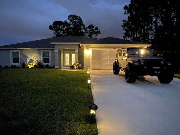 Exterior - Joyful 4 bed 2 bath home in the beautiful Port St.Lucie (Port St. Lucie)