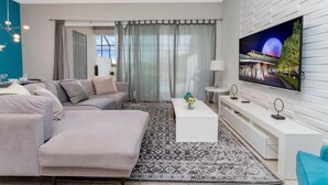 Apartment, Mehrere Betten (162 CD - 4-Bed Retreat: Pool & Disney) | Wohnbereich