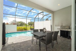Apartamento, varias camas (162 CD - 4-Bed Retreat: Pool & Disney) | Restaurante al aire libre
