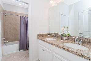 Appartement, Meerdere bedden (162 CD - 4-Bed Retreat: Pool & Disney) | Badkamer | Handdoeken, zeep, shampoo, toiletpapier