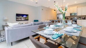 Apartment, Mehrere Betten (162 CD - 4-Bed Retreat: Pool & Disney) | Speisen