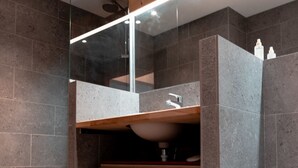 A modern bathroom with a large mirror, a wooden vanity, and a built-in sink. - Immodreams - La Patinoire - Avoriaz (Avoriaz)