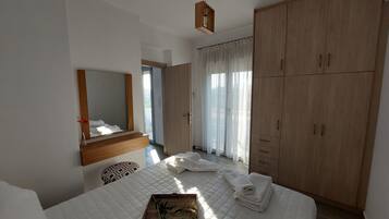 3 habitaciones, escritorio, tabla de planchar con plancha y wifi gratis