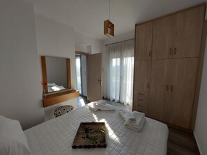 3 habitaciones, escritorio, tabla de planchar con plancha y wifi gratis 