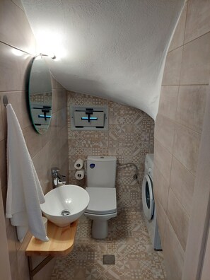 Bañera con ducha, secador de pelo, toallas, jabón